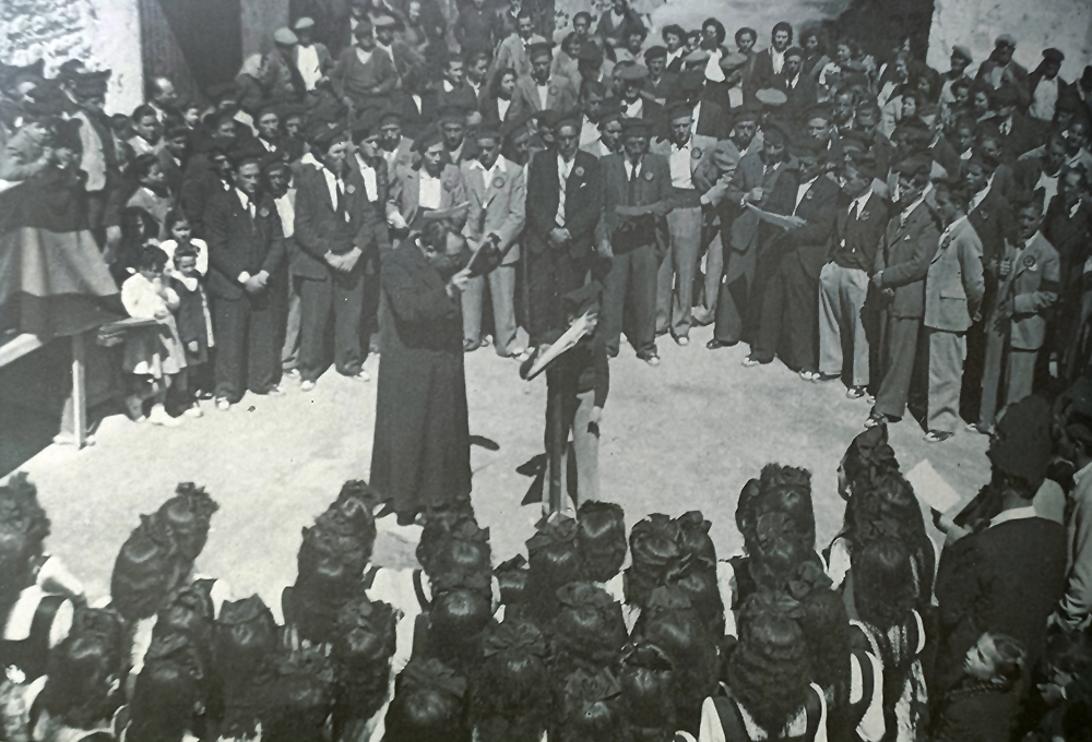 Pasqua 1947. Mossèn vila dirigint la coral. Font: Fons fotogràfic de l'Associació Cultural El Cérvol